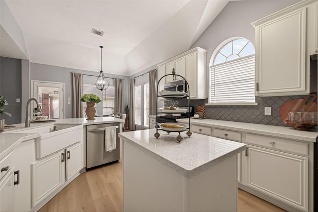 405 Pecan Grove, Dickinson, TX 77539