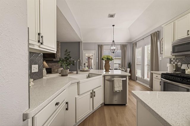 405 Pecan Grove, Dickinson, TX 77539