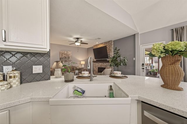 405 Pecan Grove, Dickinson, TX 77539