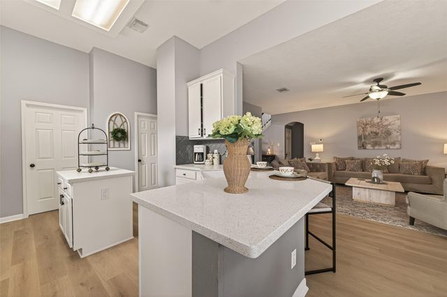 405 Pecan Grove, Dickinson, TX 77539