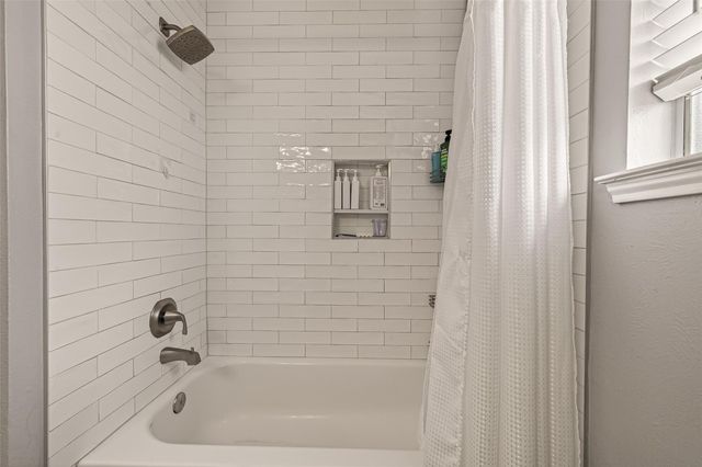 405 Pecan Grove, Dickinson, TX 77539