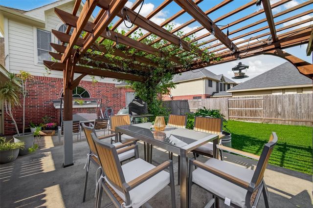 405 Pecan Grove, Dickinson, TX 77539