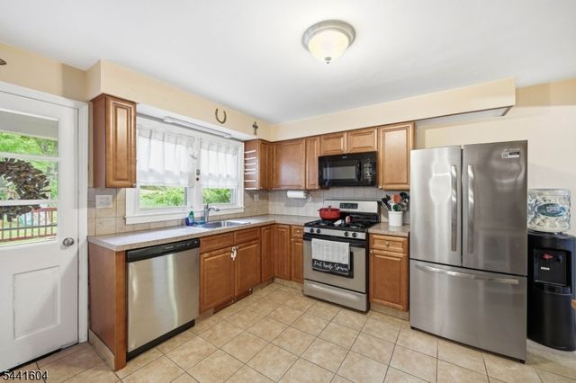 19 Fredericks St, Wanaque Boro, NJ 07465