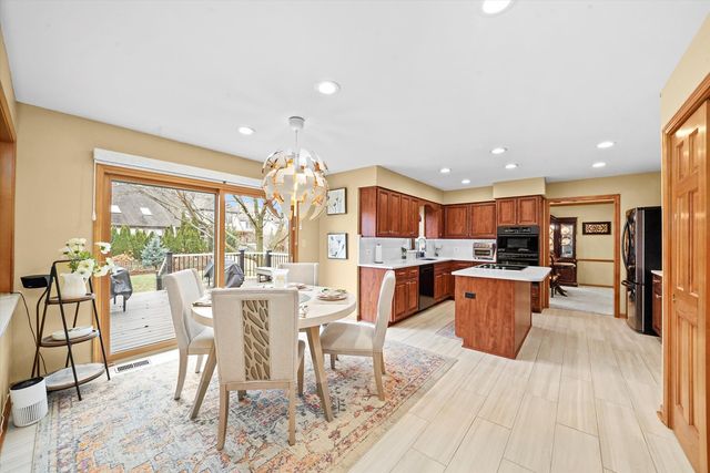 18 Newgate Avenue, Naperville, IL 60565