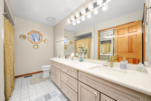 18 Newgate Avenue, Naperville, IL 60565