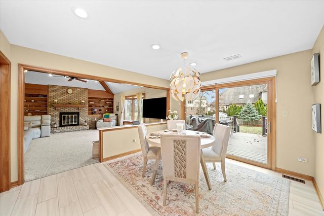 18 Newgate Avenue, Naperville, IL 60565