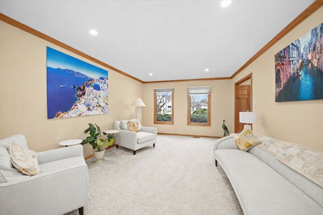 18 Newgate Avenue, Naperville, IL 60565