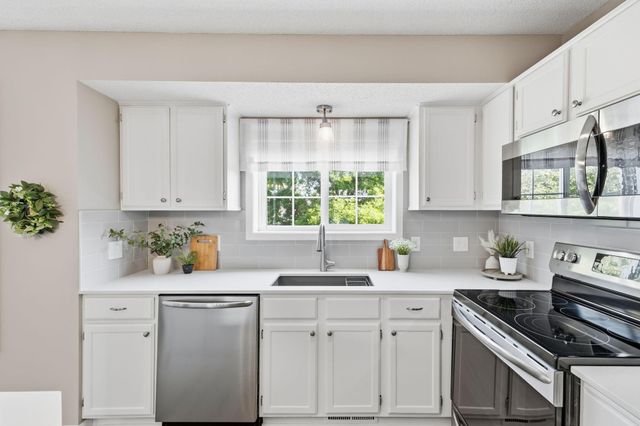 18232 Warbler Lane, Eden Prairie, MN 55346