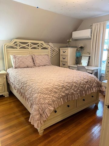 65 Milford St, Mendon, MA 01756