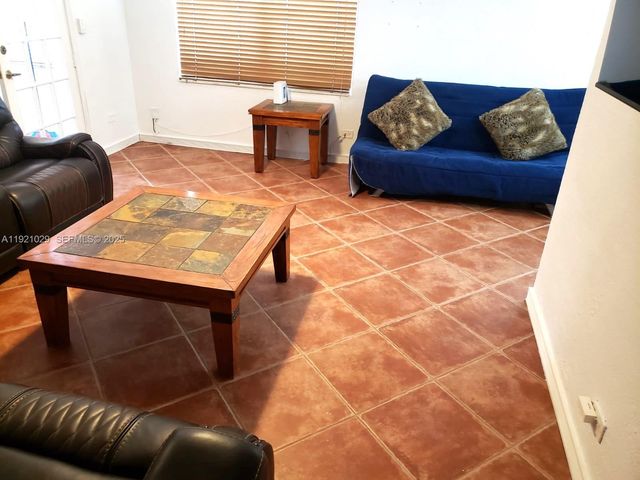 635 SW 64th Ct, Miami, FL 33144