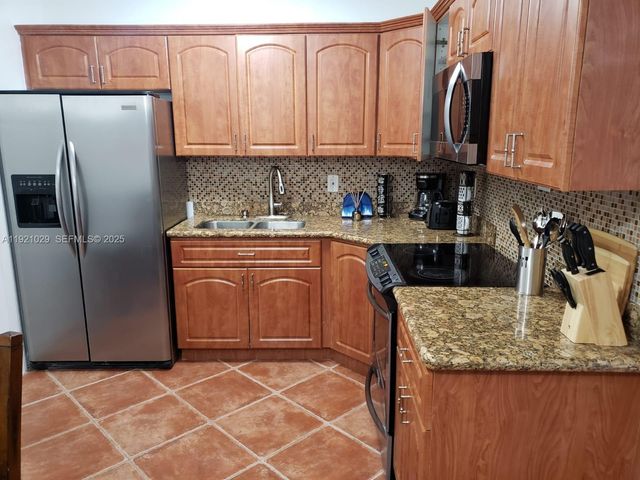 635 SW 64th Ct, Miami, FL 33144