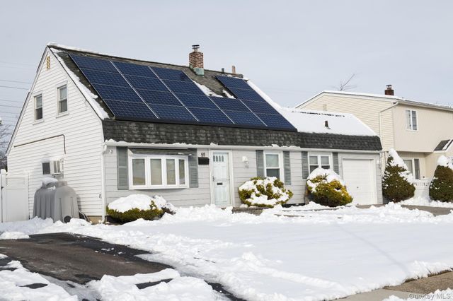 59 Corncrib Lane, Levittown, NY 11756