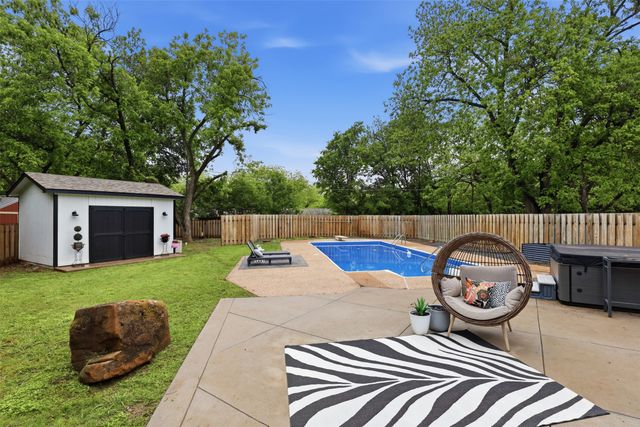 216 Sunset Drive, Cleburne, TX 76033