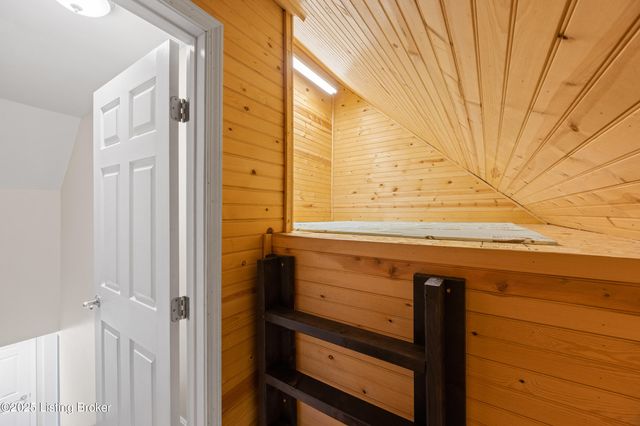 4010 Rivulet Ln, Louisville, KY 40299