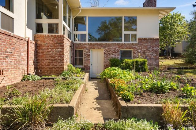 939 Champion Ln, Deer Park, CA 94576