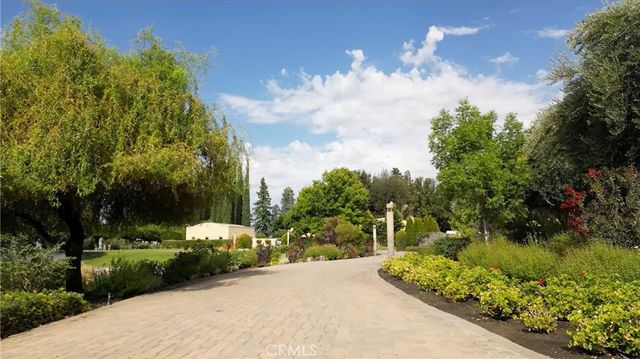 12950 N Willow Avenue, Clovis, CA 93619