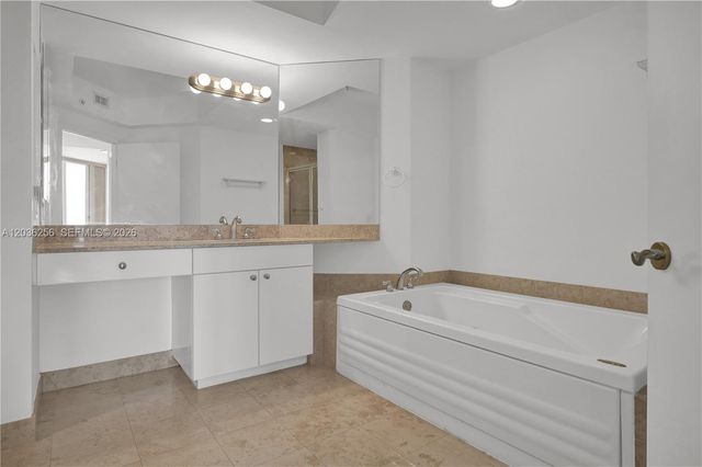 4779 Collins Ave 506, Miami Beach, FL 33140