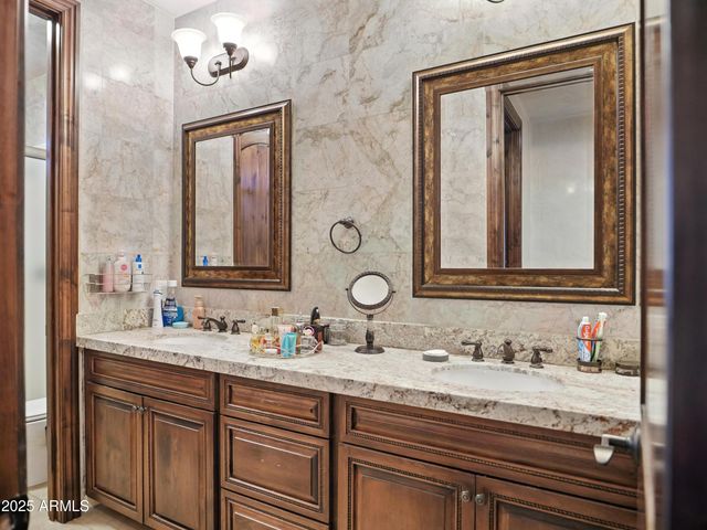 2822 E CONSTANCE Way, Phoenix, AZ 85042