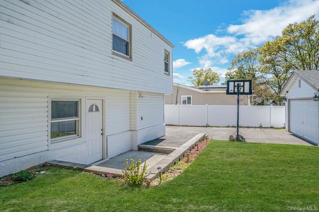 10 Charter Road, Selden, NY 11784