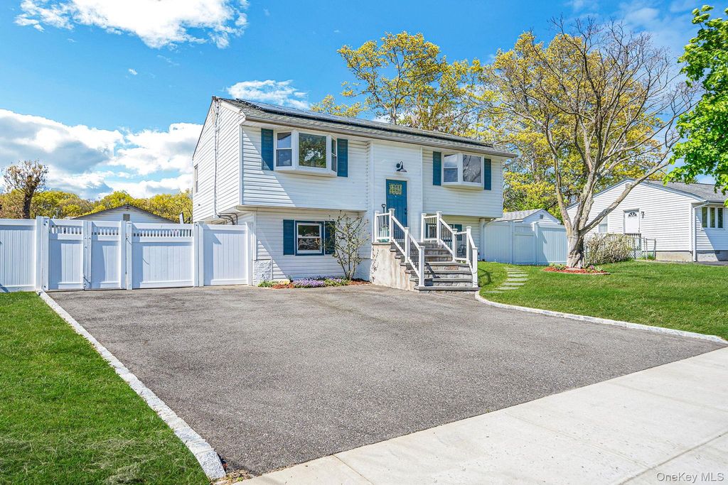 10 Charter Road, Selden, NY 11784