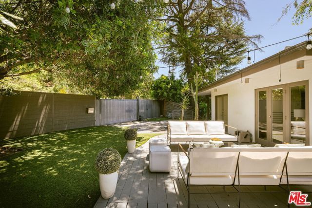 2753 La Cuesta Drive, Los Angeles, CA 90046