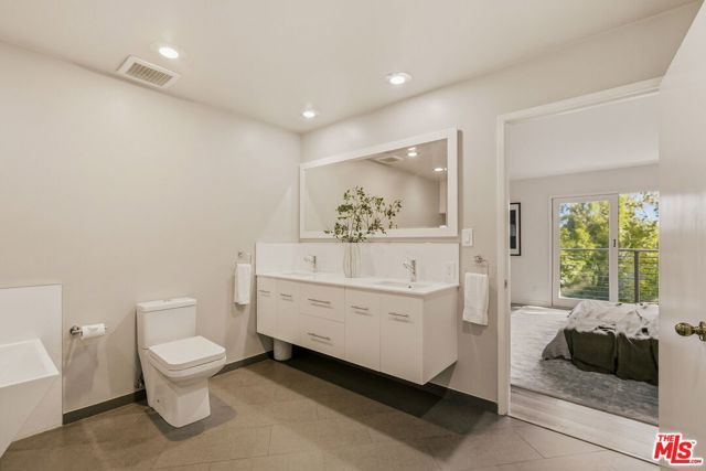 2753 La Cuesta Drive, Los Angeles, CA 90046