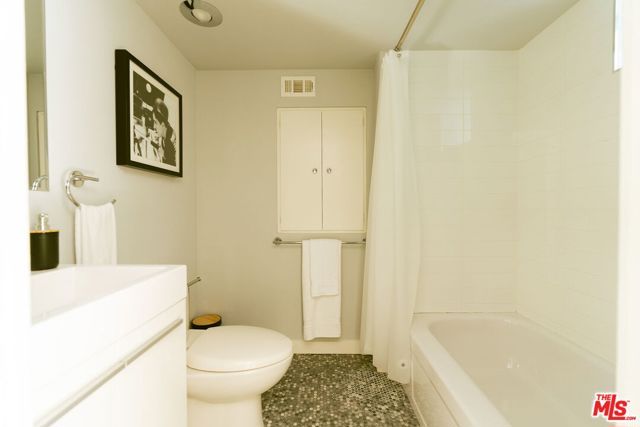 2753 La Cuesta Drive, Los Angeles, CA 90046