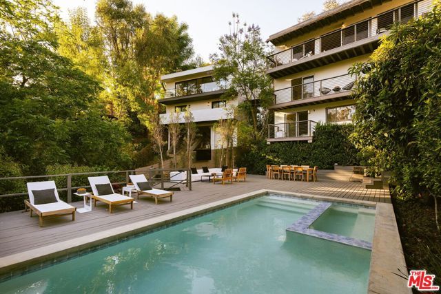 2753 La Cuesta Drive, Los Angeles, CA 90046