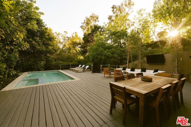 2753 La Cuesta Drive, Los Angeles, CA 90046