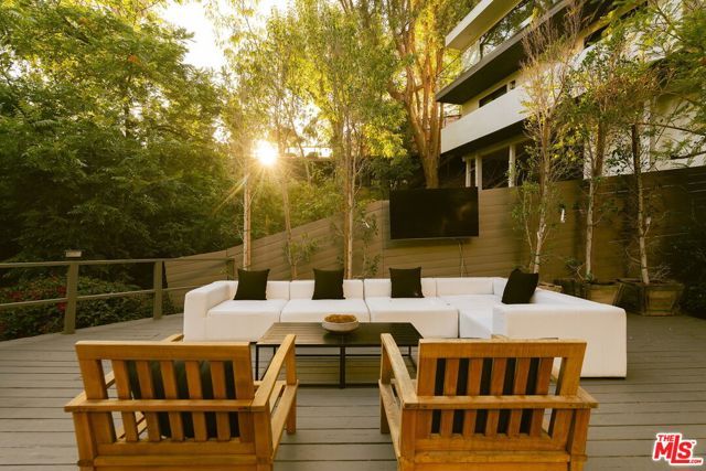 2753 La Cuesta Drive, Los Angeles, CA 90046