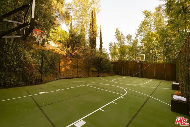 2753 La Cuesta Drive, Los Angeles, CA 90046