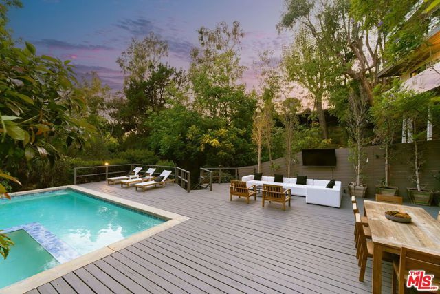 2753 La Cuesta Drive, Los Angeles, CA 90046