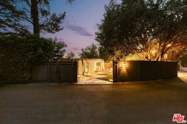 2753 La Cuesta Drive, Los Angeles, CA 90046