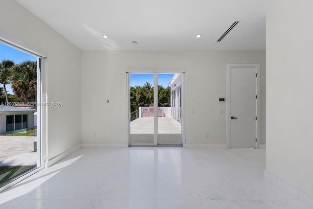 1090 NE 84th St, Miami, FL 33138