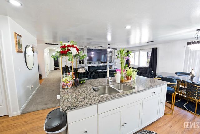 719 Samba Court, Bakersfield, CA 93306