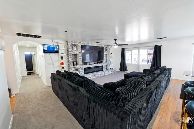 719 Samba Court, Bakersfield, CA 93306