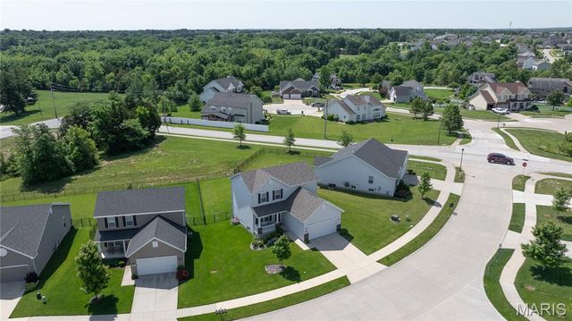 10 Hidden Bluffs Drive, Lake St Louis, MO 63367