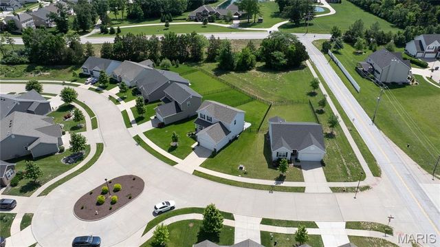 10 Hidden Bluffs Drive, Lake St Louis, MO 63367