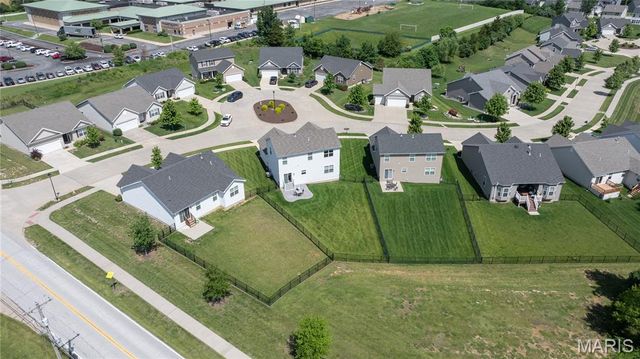 10 Hidden Bluffs Drive, Lake St Louis, MO 63367