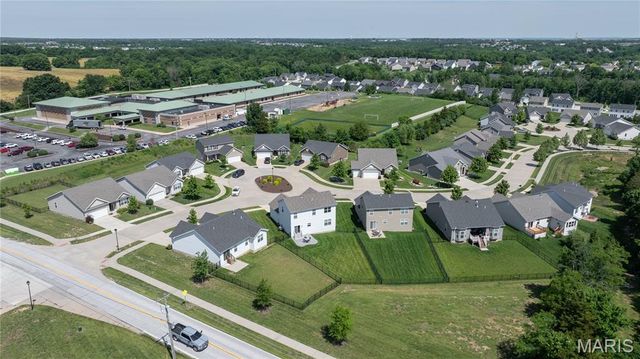 10 Hidden Bluffs Drive, Lake St Louis, MO 63367