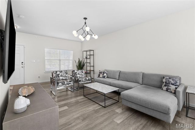 10 Hidden Bluffs Drive, Lake St Louis, MO 63367