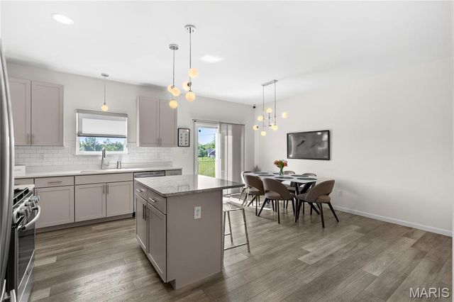 10 Hidden Bluffs Drive, Lake St Louis, MO 63367