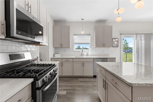 10 Hidden Bluffs Drive, Lake St Louis, MO 63367