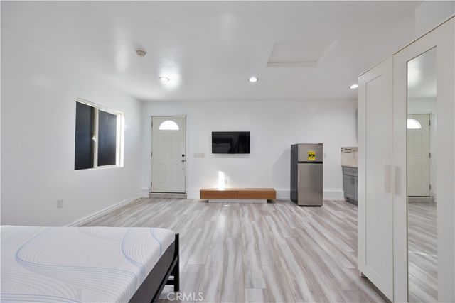 19140 Hartland, Reseda, CA 91335