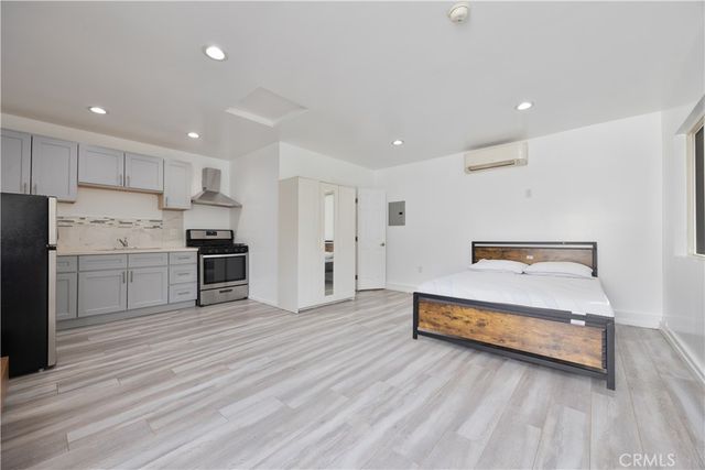 19140 Hartland, Reseda, CA 91335