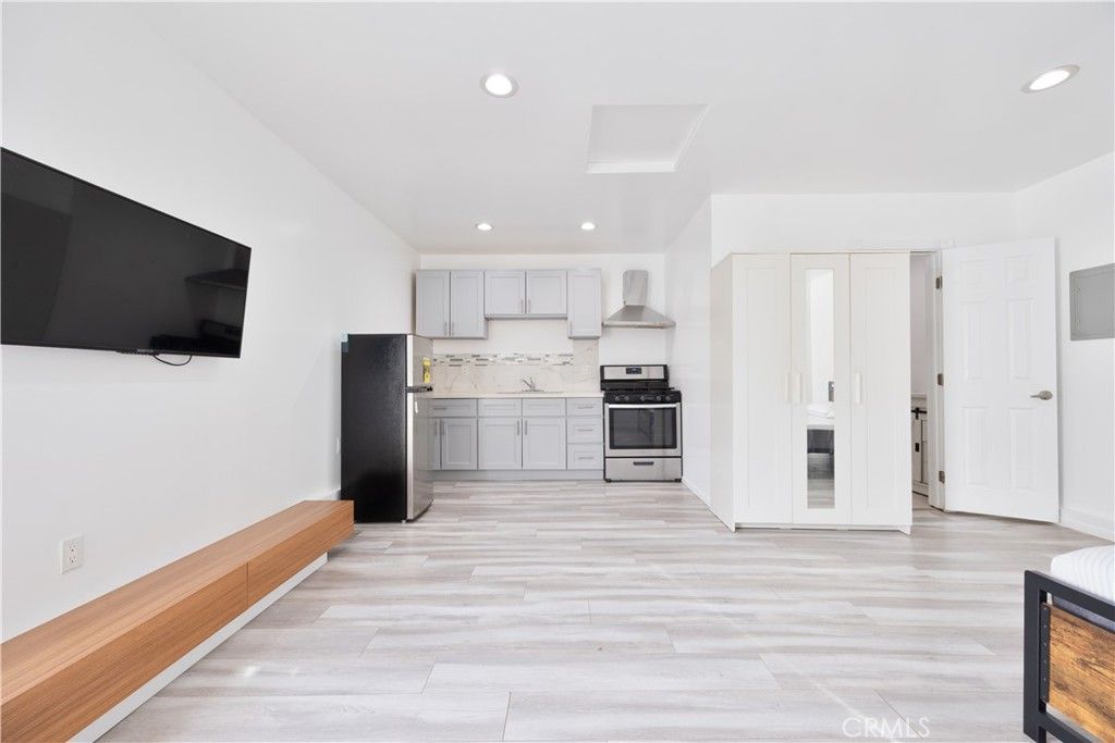 19140 Hartland, Reseda, CA 91335