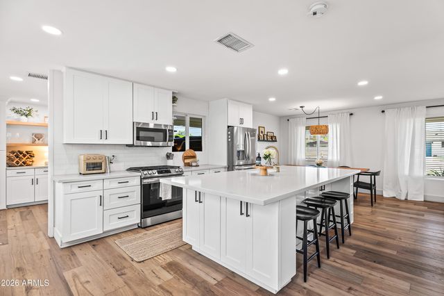 901 E BERRIDGE Lane, Phoenix, AZ 85014