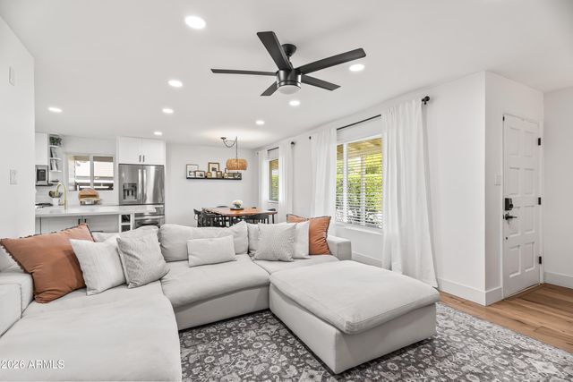901 E BERRIDGE Lane, Phoenix, AZ 85014