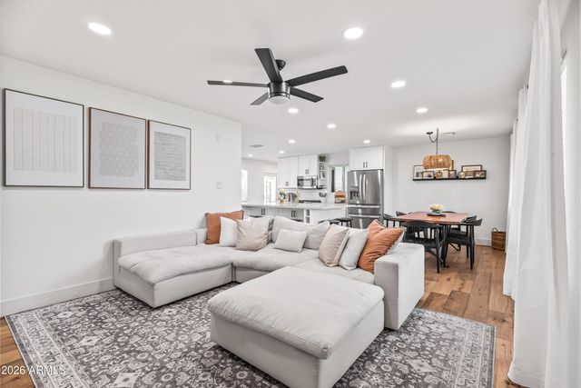 901 E BERRIDGE Lane, Phoenix, AZ 85014