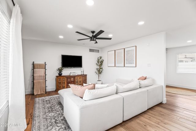 901 E BERRIDGE Lane, Phoenix, AZ 85014
